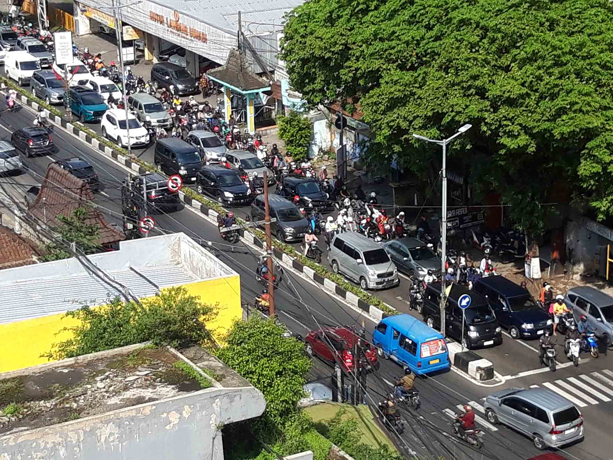 Kepadatan kendaraan bermotor di Jalan Ahmad Yani, Kota Malang, Jawa Timur. Foto: Tugusatu/Bagus Suryo