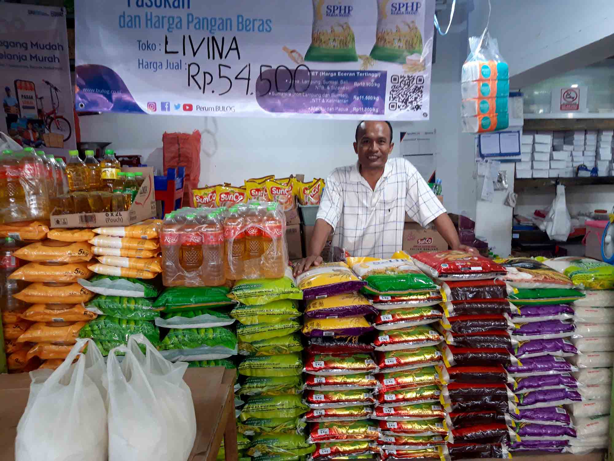 Pedagang beras di Pasar Bunul Kota Malang. Foto: Dok. Tugusatu