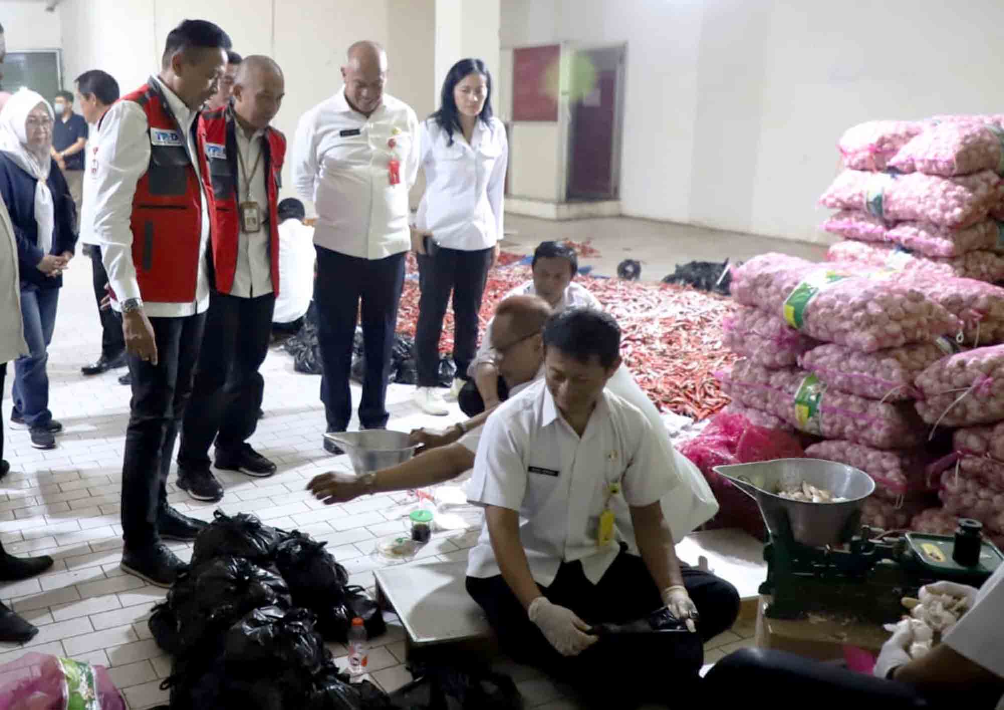 Penjabat Wali Kota Malang Wahyu Hidayat meninjau warung tekan inflasi mbois ilakes di Pasar Besar.