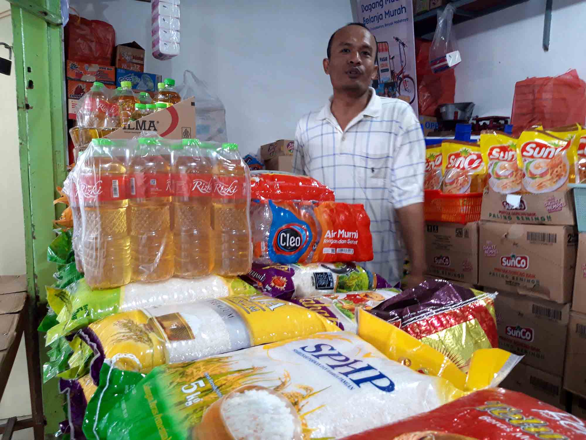 Supri, pedagang beras di Pasar Bunul, Kota Malang. Foto Dok. tugusatu.com