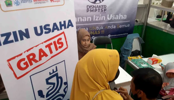 Pelaku UMKM mengajukan izin usaha saat pameran produk UMKM di Gedung Kartini, Kota Malang, beberapa waktu lalu.