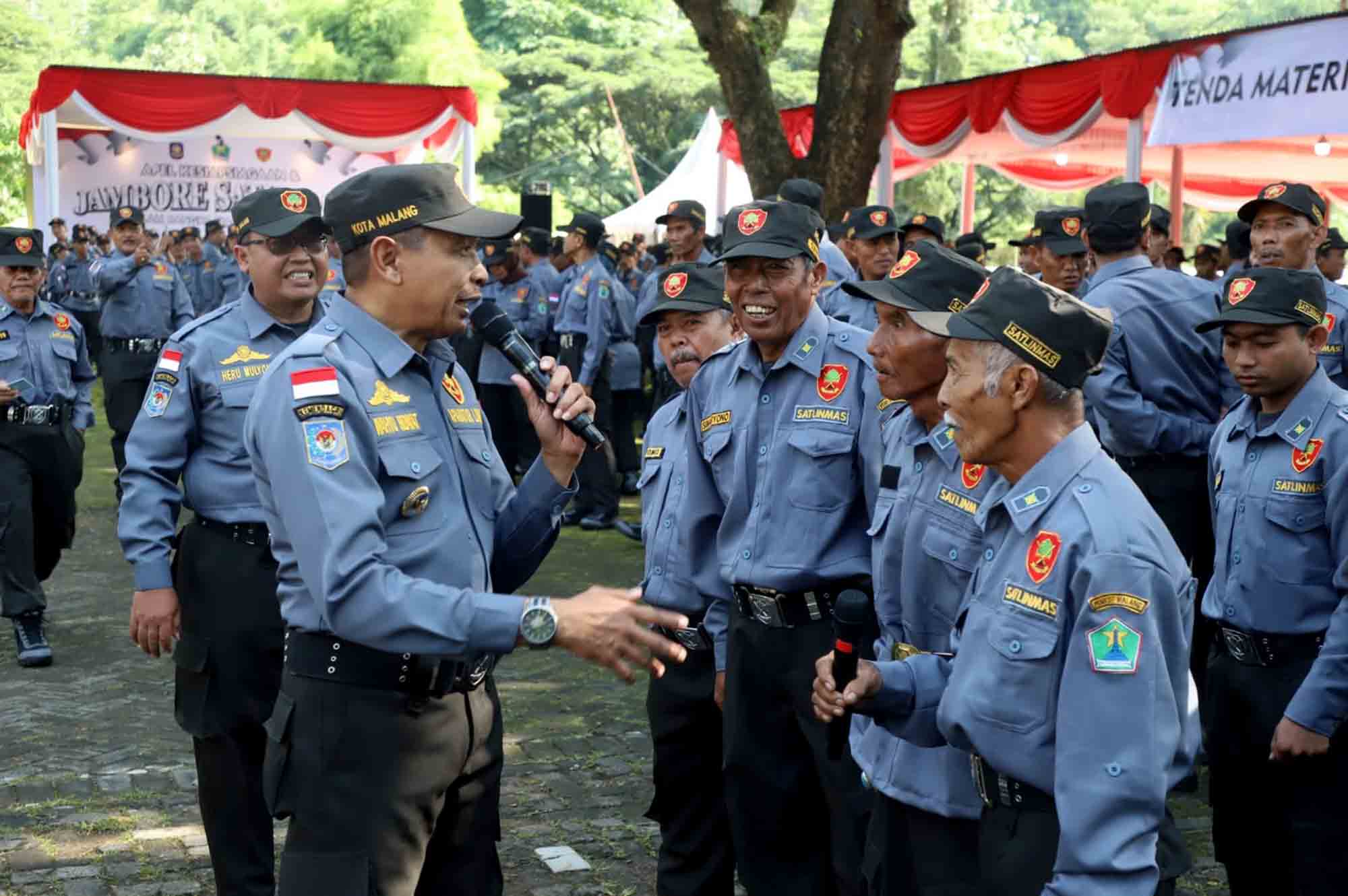 Penjabat Wali Kota Malang Wahyu Hidayat berdialog dengan Satlinmas saat Jambore Satlinmas 27 Desember 2023 lalu. Satlinmas diminta menjaga kesehatan mengingat tugas pengamanan Pemilu 2024 membutuhkan energi ekstra. Foto : Bagian Protokol dan Komunikasi Pimpinan Kota Malang
