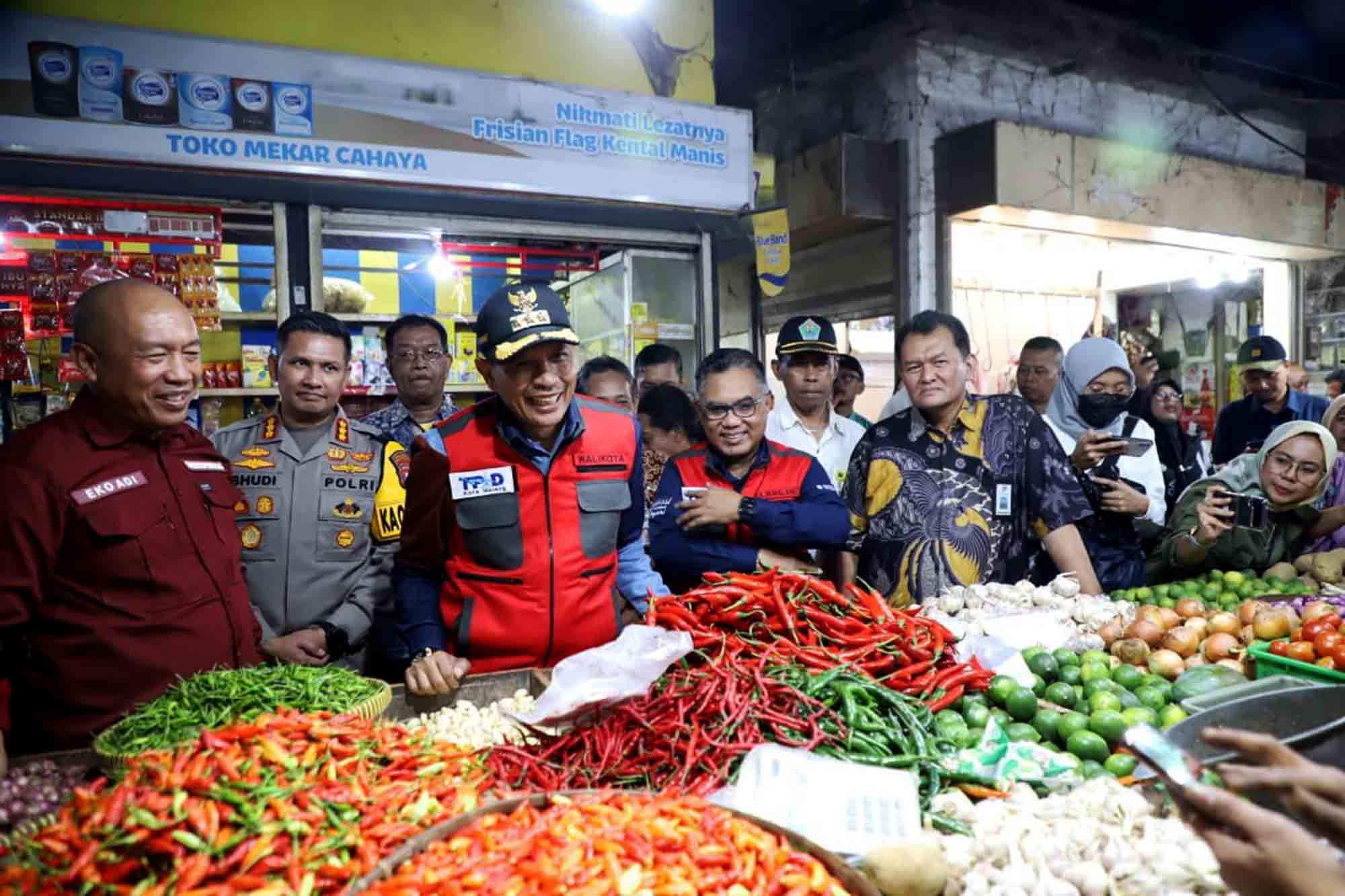 Kepala Disperindag Kota Malang Eko Sri Yuliadi (kiri) dan Penjabat Wali Kota Malang Wahyu Hidayat (kedua dari kiri) bersama TPID Kota Malang saat memantau harga sembako di Pasar Besar, akhir tahun 2023 lalu. Foto : Dok. Bagian Protokol dan Komunikasi Pimpinan Kota Malang