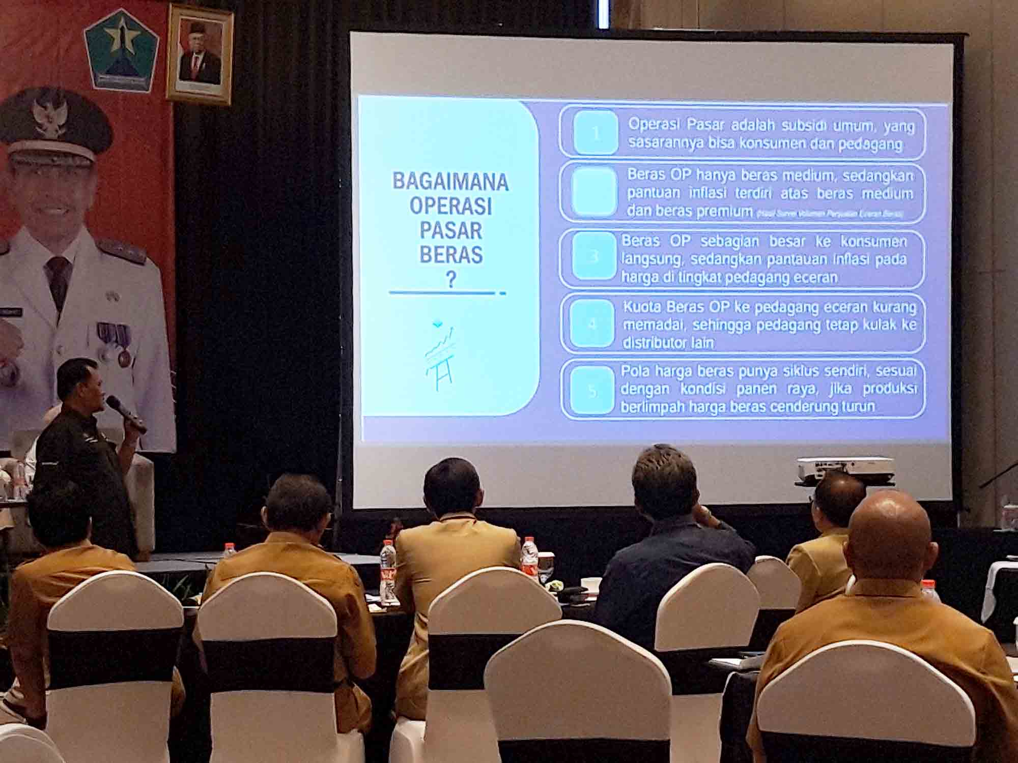 Kepala BPS Kota Malang Umar Sjaifudin memaparkan materi saat rapat TPID beberapa waktu lalu.