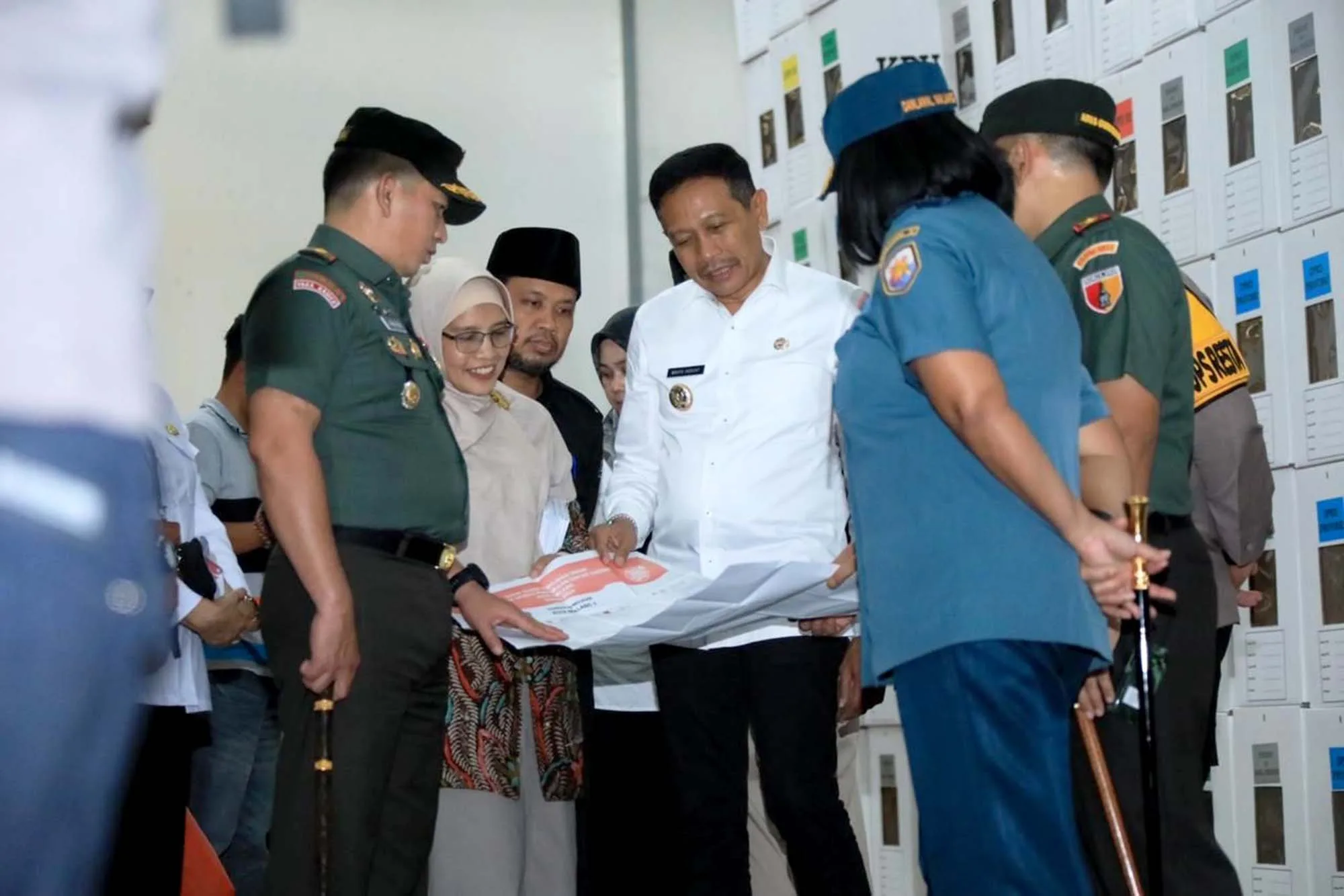 Penjabat Wali Kota Malang Wahyu Hidayat telah memastikan kesiapan Pemilu 2024 usai mengecek gudang logistik KPU dan kantor Bawaslu bersama Forum Komunikasi Pimpinan Daerah (Forkopimda), Rabu (24/1). Foto : Bagian Protokol dan Komunikasi Pimpinan Kota Malang