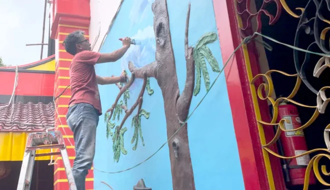 Pekerja mengecat ornamen di semua sudut Kelenteng Eng An Kiong.