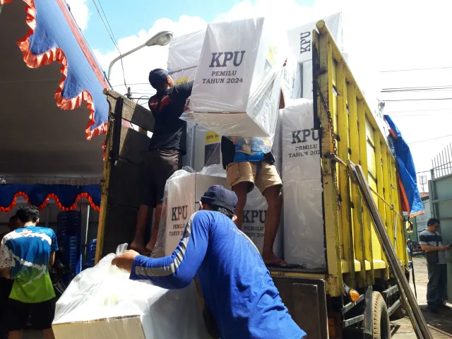 Petugas mengangkut kotak suara Pemilu 2024 untuk didistribusikan ke Panitia Pemilihan Kecamatan, Kota Malang, Jawa Timur, Jumat (9/2). Foto : Dok. Tugusatu.com