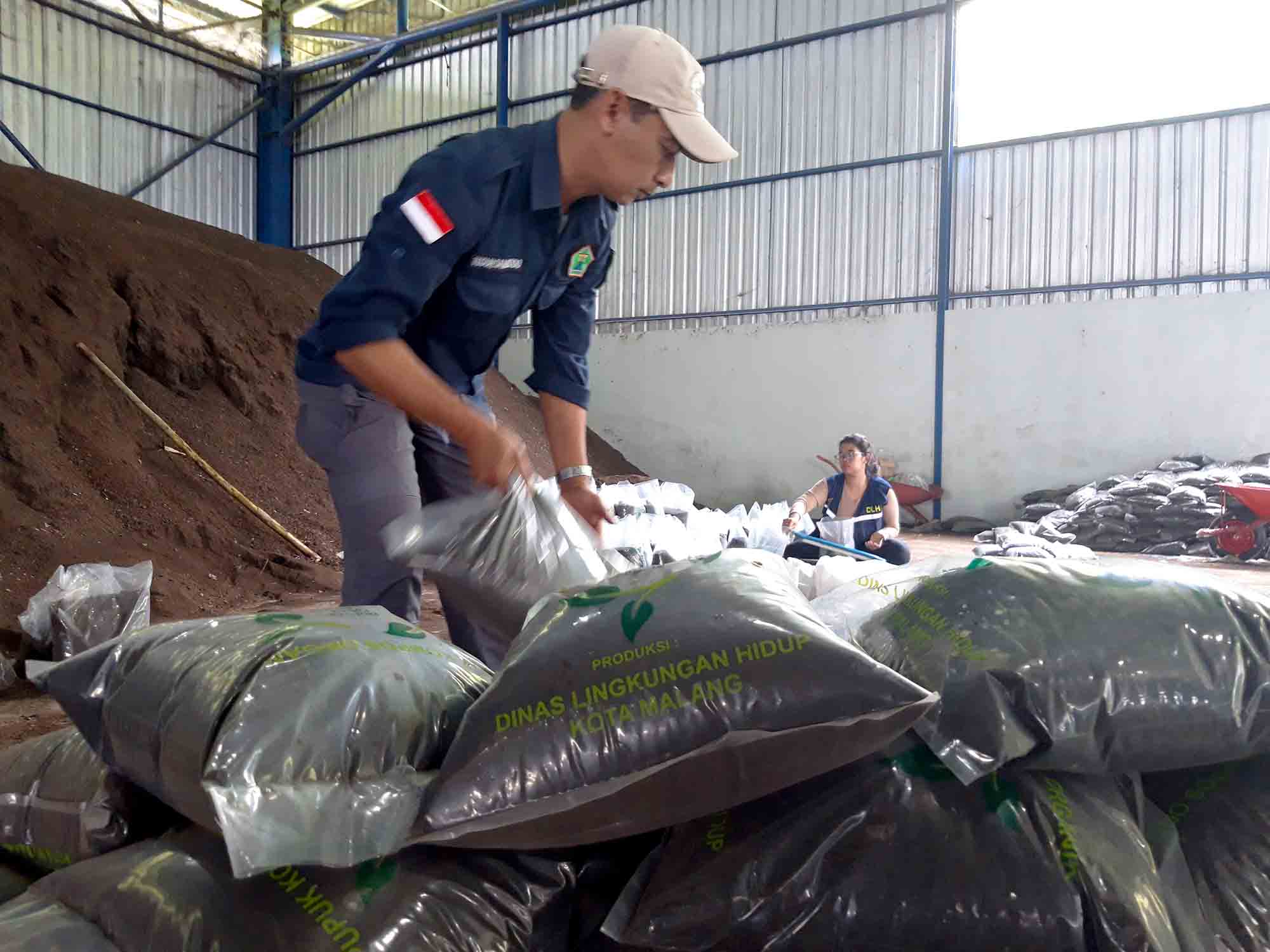 Petugas mengemas kompos di UPT Pengolahan Sampah Supit Urang, Kota Malang, Jawa Timur, beberapa waktu lalu. Dinas Lingkungan Hidup daerah setempat akan mengoptimalkan kinerja penanganan persampahan dengan target Rp25 miliar pada tahun 2025. Foto : Dok. Tugusatu.com