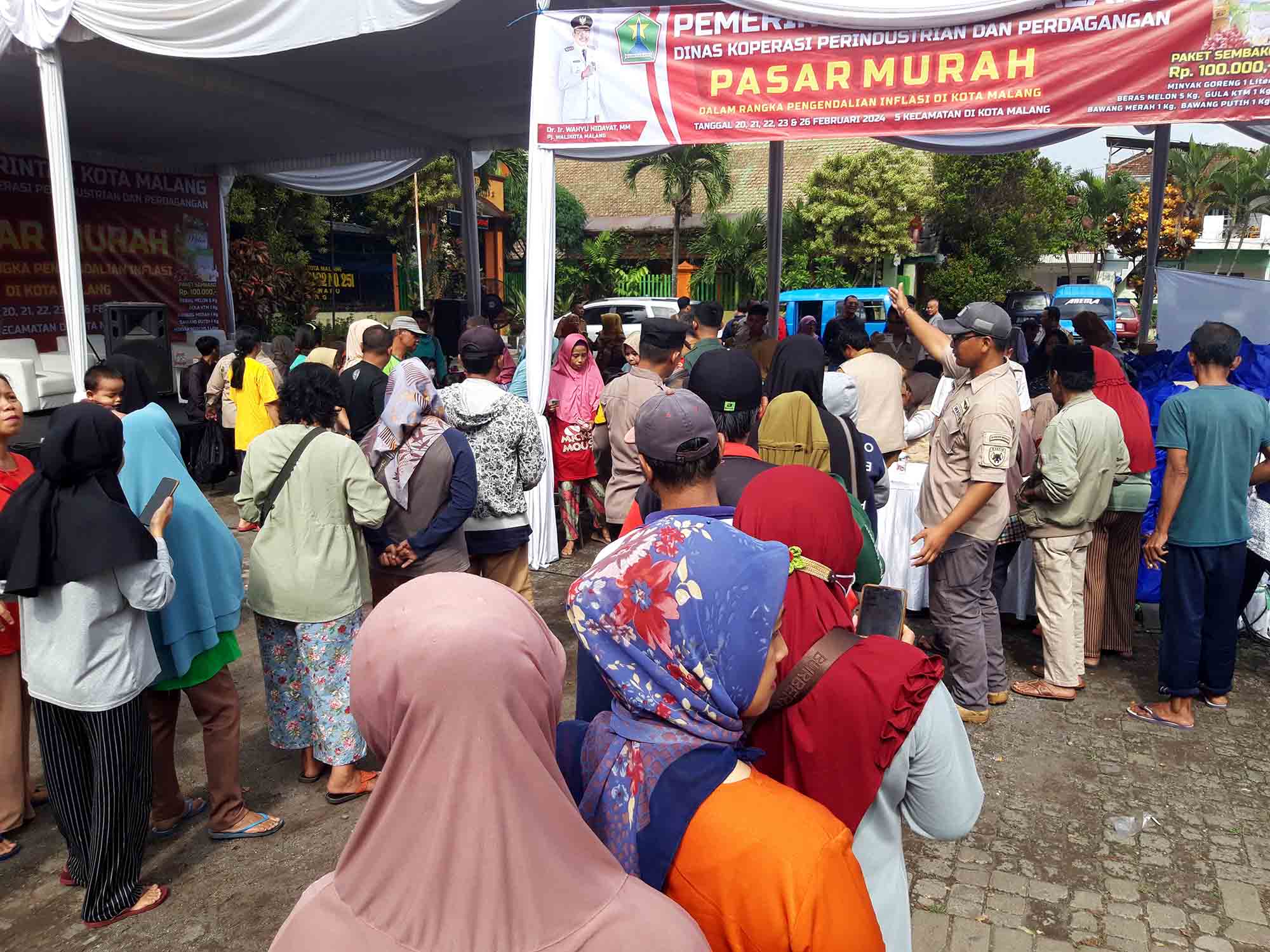 Warga antre membeli beras saat pasar murah di lapangan Kelurahan Merjosari, Kecamatan Lowokwaru, Kota Malang, Selasa (20/2). Foto : Dok. Tugusatu.com