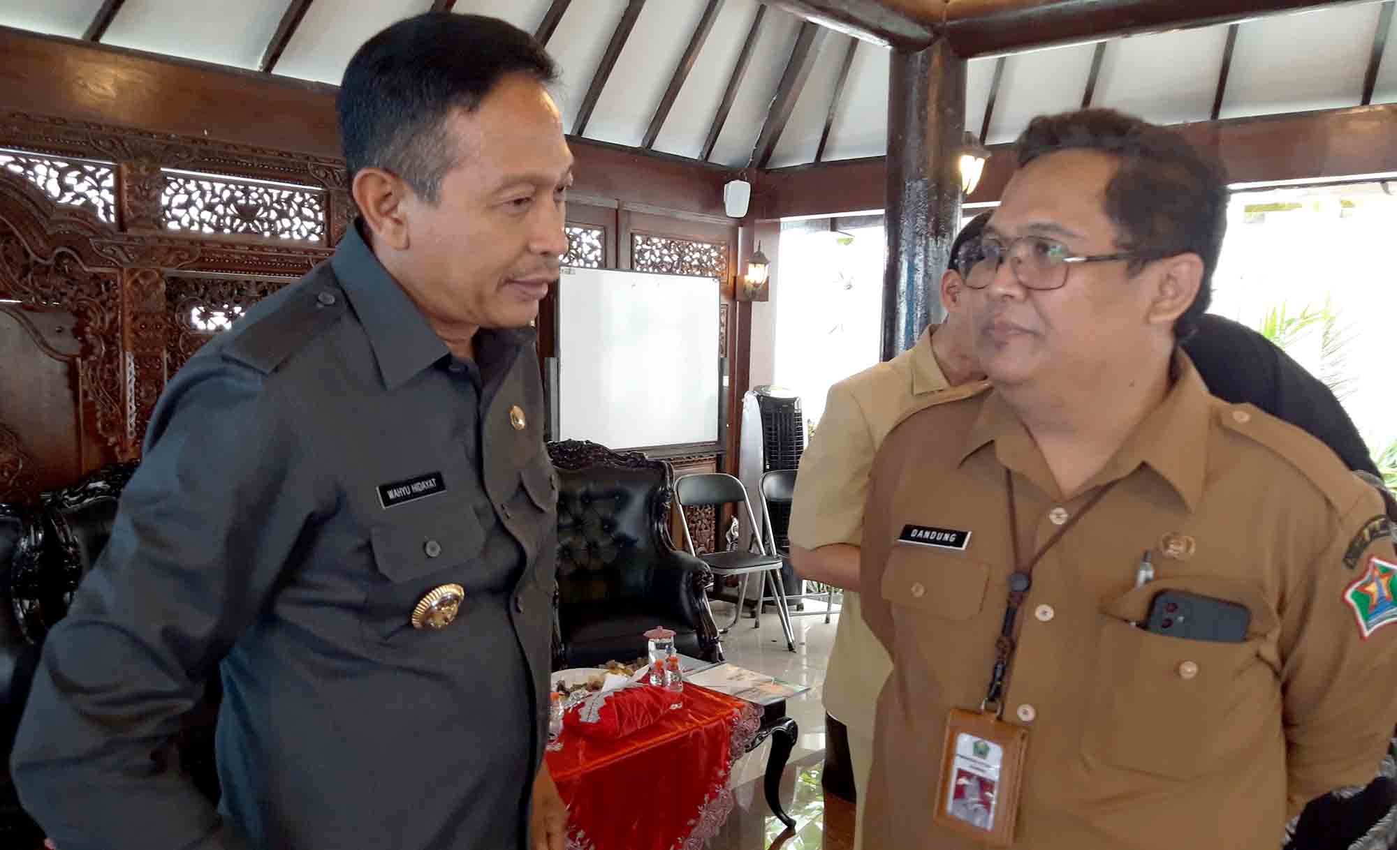 Kepala Dinas Pekerjaan Umum, Penataan Ruang, Perumahan dan Kawasan Permukiman (DPUPRPKP) Kota Malang Dandung Djulharjanto (kanan) berbincang dengan Penjabat Wali Kota Malang, Dr. Ir. Wahyu Hidayat, MM usai acara "Ngombe" di gazebo Balai Kota Malang, beberapa waktu lalu. Foto : Dok. Tugusatu.com
