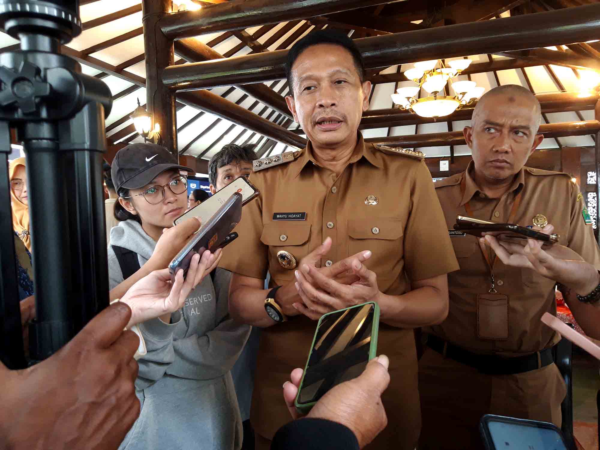 Penjabat Wali Kota Malang Wahyu Hidayat usai menyelesaikan persoalan pelayanan publik saat ngobrol mbois ilakes (Ngombe) putaran keempat, Senin (5/2). Foto : Dok. Tugusatu.com
