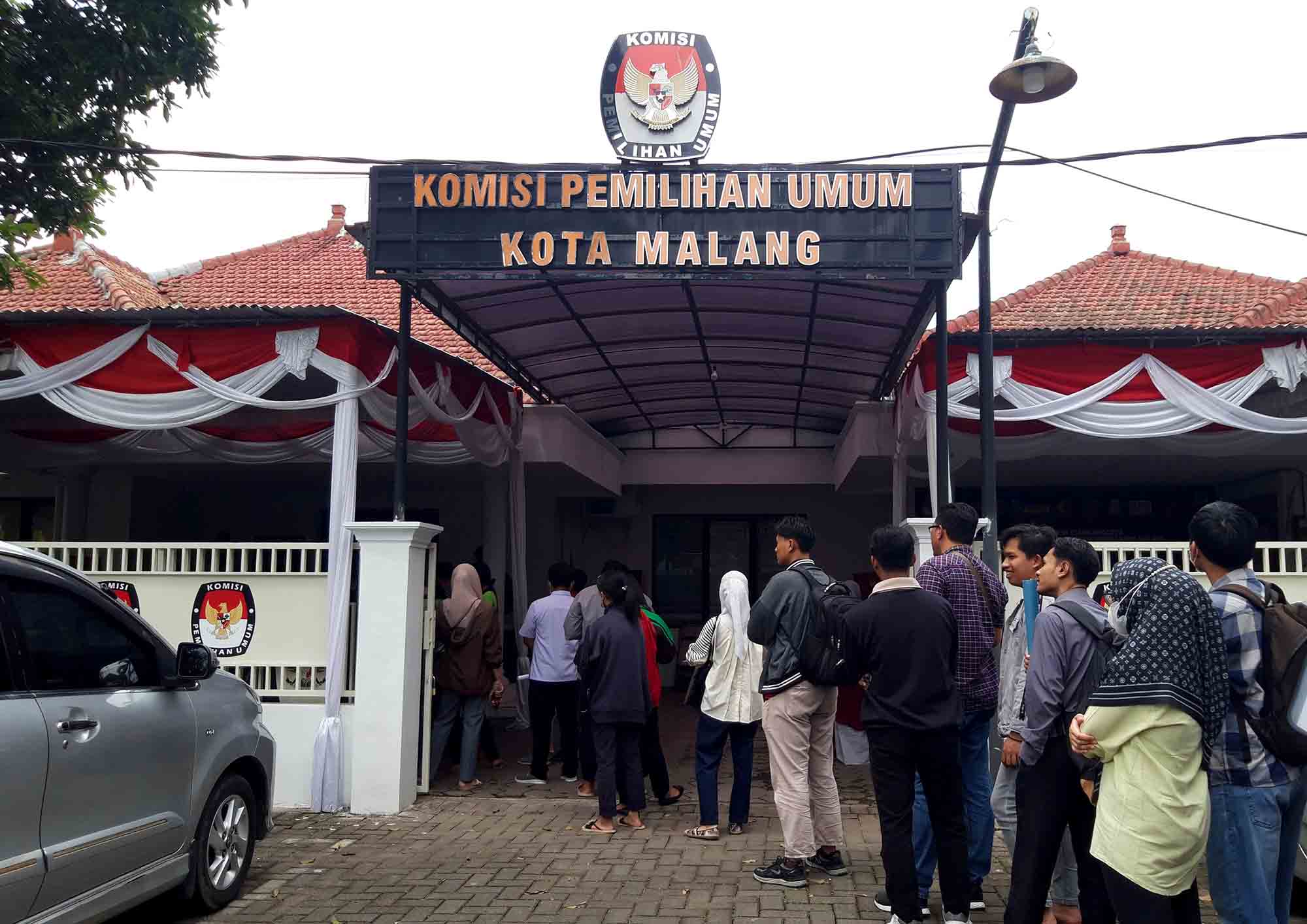 Pemohon layanan pindah memilih Pemilu antre di kantor KPU Kota Malang, Rabu (7/2). Foto : Dok. tugusatu.com