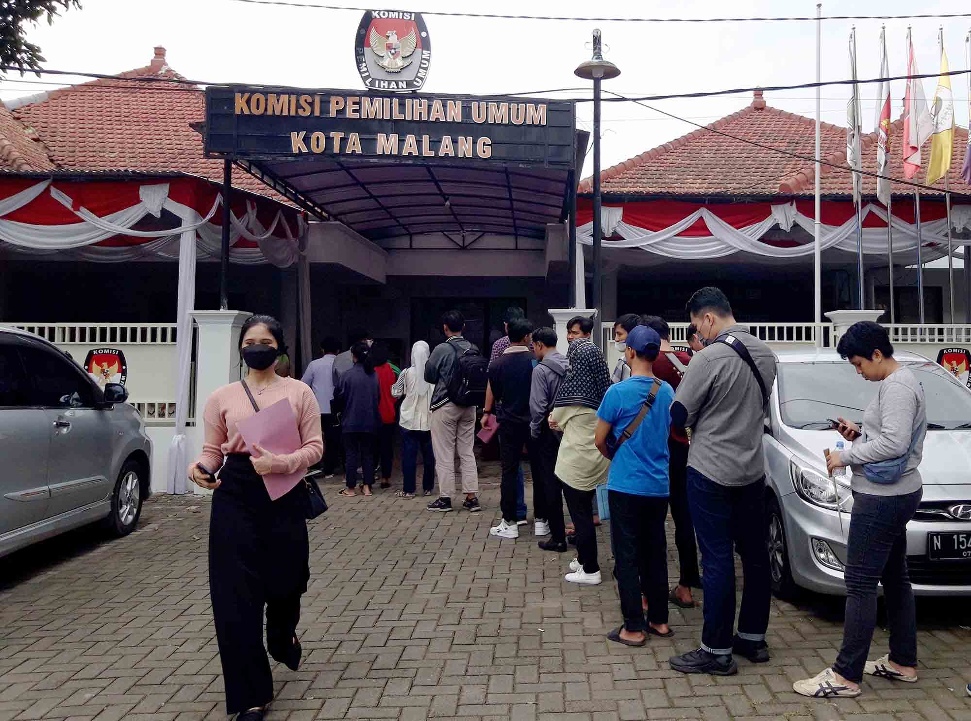 Sejumlah warga antre mengurus pindah memilih Pemilu di kantor KPU Kota Malang, Rabu (7/2). Foto : Dok. tugusatu.com