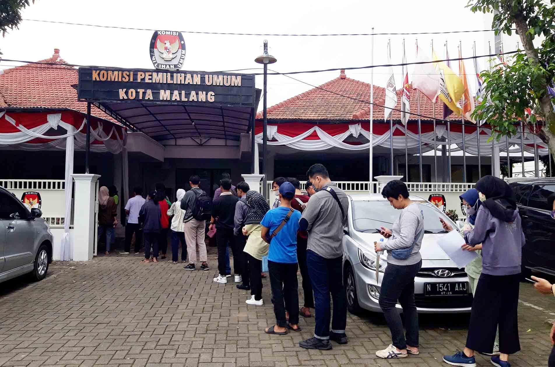 Warga migran musiman antre untuk mendapatkan layanan pindah memilih Pemilu 2024 hari terakhir layanan di kantor KPU Kota Malang, Jawa Timur, Rabu (7/2). Foto : Dok. Tugusatu.com