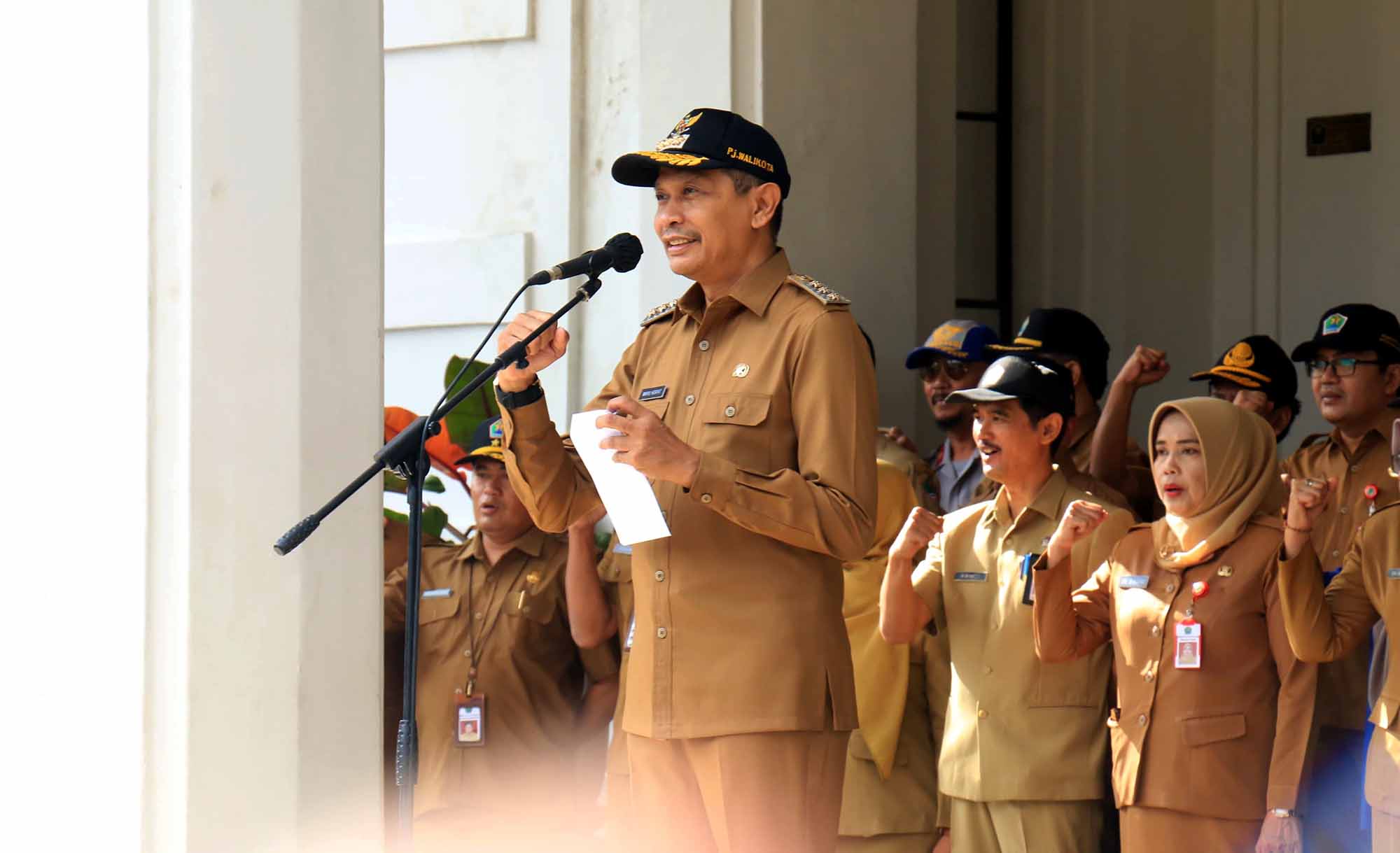 Penjabat Wali Kota Malang Wahyu Hidayat saat mengucap ikrar netral dalam Pemilu 2024 saat apel pagi di Balai Kota Malang, Senin (12/2). Foto : Dok. Bagian Protokol dan Komunikasi Pimpinan Kota Malang