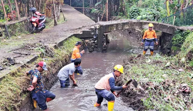 Petugas DLH Kota Malang kerja bakti membersihkan sungai di Kampung Bamboo Mewek Park Tunjungsekar saat peluncuran Gerakan Gugur Gunung Bangun Kampung, Minggu (7/1). Foto. Dok. Forkom Pokdarwis