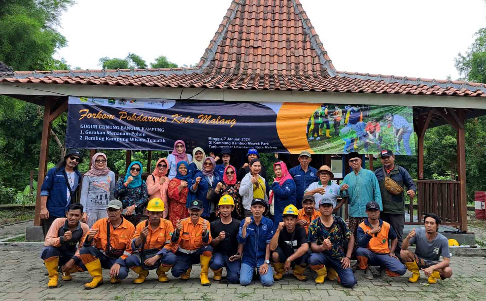 Dinas Lingkungan Hidup (DLH) Kota Malang, Jawa Timur, bersama para pegiat kampung tematik bergotong royong memajukan pariwisata ramah lingkungan berkelanjutan, Minggu (7/1). Mereka berkumpul di Kampung Bamboo Mewek Park Tunjungsekar meluncurkan Gerakan Gugur Gunung Bangun Kampung. Foto : Dok. Forkom Pokdarwis Kota Malang