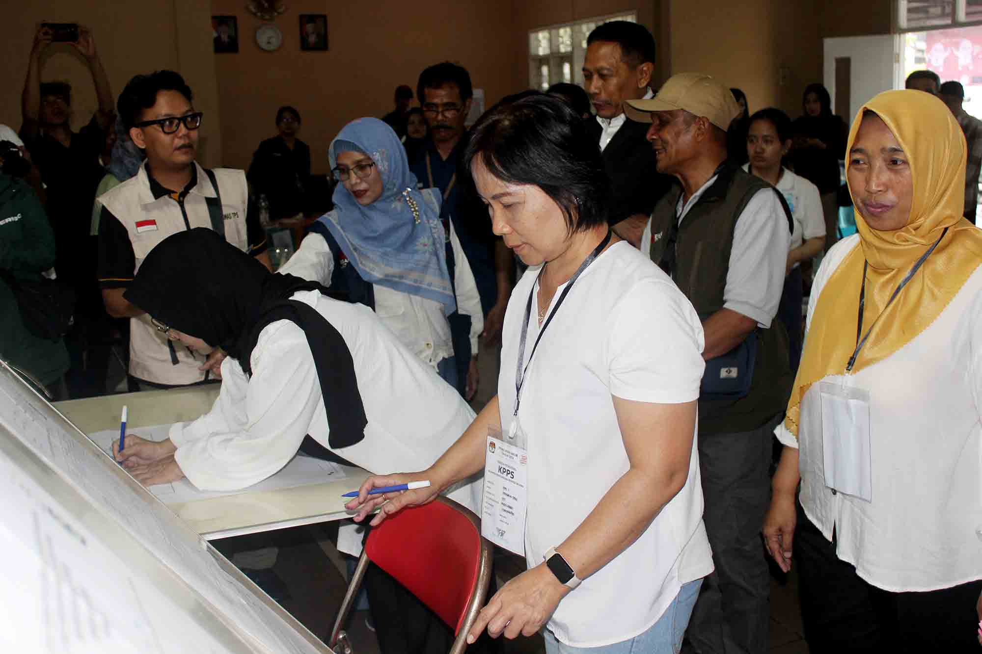 Petugas Pemilu menandatangani hasil penghitungan suara pemungutan suara ulang (PSU) di TPS 037 Kelurahan Mojolangu, Kecamatan Lowokwaru, Kota Malang, Jawa Timur, Sabtu (24/2). Foto : Dok. Tugusatu.com