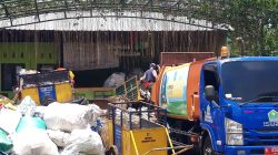 Petugas memilah sampah di TPST Kelurahan Polehan, Kota Malang, beberapa waktu lalu. Sampah dari warga dipilah sesuai jenisnya sebelum masuk TPA Supiturang. Foto : Dok. Tugusatu.com