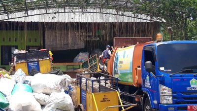Petugas memilah sampah di TPST Kelurahan Polehan, Kota Malang, beberapa waktu lalu. Sampah dari warga dipilah sesuai jenisnya sebelum masuk TPA Supiturang. Foto : Dok. Tugusatu.com