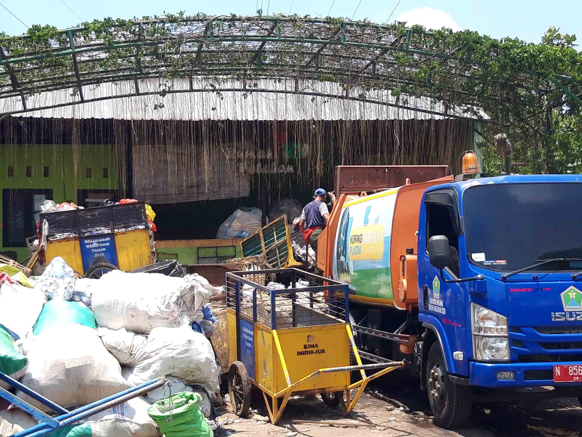Petugas memilah sampah di TPST Kelurahan Polehan, Kota Malang, beberapa waktu lalu. Sampah dari warga dipilah sesuai jenisnya sebelum masuk TPA Supiturang. Foto : Dok. Tugusatu.com