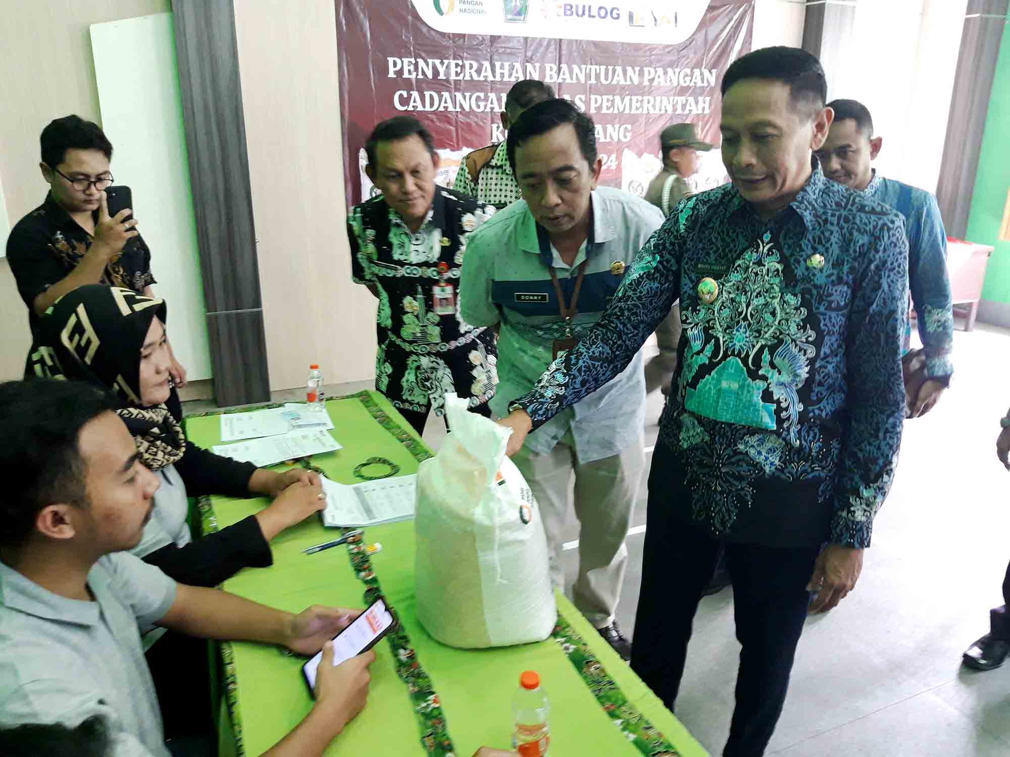 Penjabat Wali Kota Malang, Wahyu Hidayat menyalurkan beras bantuan pangan di Kelurahan Buring, Kecamatan Kedungkandang, Kota Malang, Jawa Timur, Kamis (1/2). Foto : Dok. Tugusatu.com