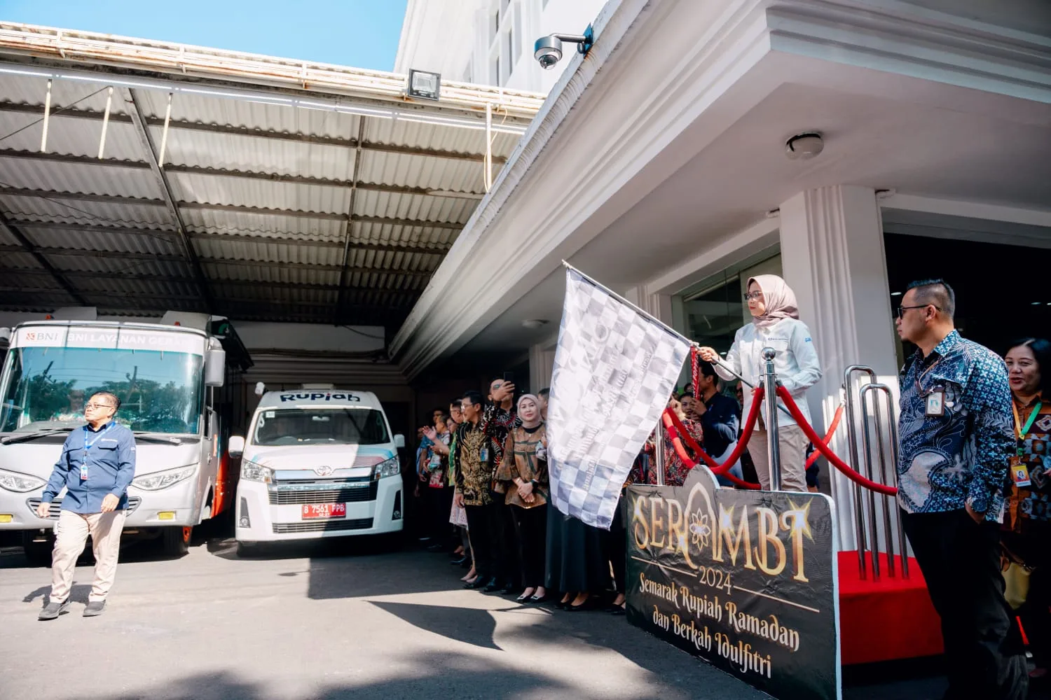 Kepala Perwakilan BI Malang, Febrina, mengibarkan bendera tanda pemberangkatan mobil layanan penukaran uang di halaman Kantor Perwakilan BI Malang, Selasa (19/3/2024). Ist,