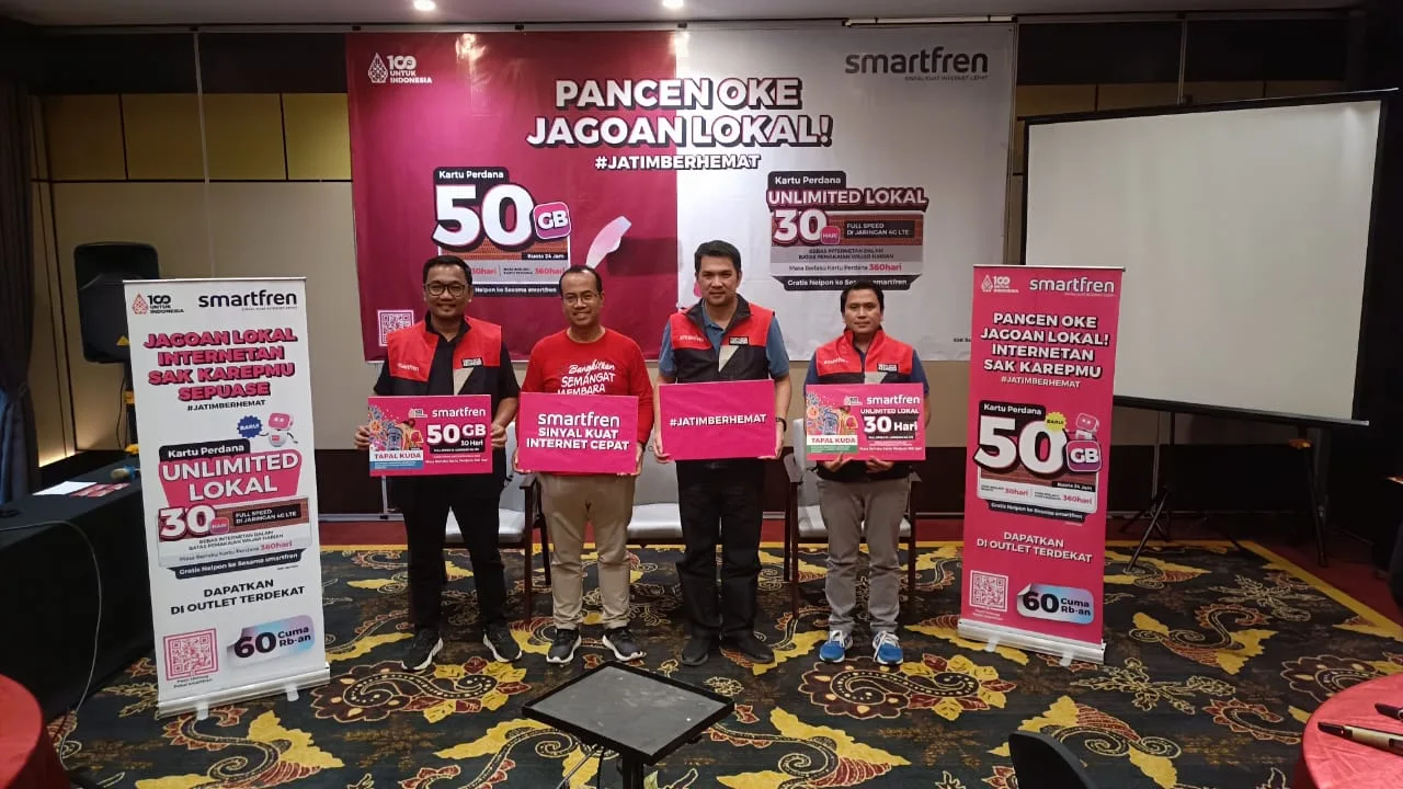 Regional Head Smartfren South East Java Bali Nusra, Jimmy Tambunan (paling kanan) dan Sukoco, Chief Marketing Officer Smartfren South East Java Bali Nusra (dua dari kiri) pada peluncuran kartu perdana Kuota 50 GB dan Unlimited Lokal 30 Hari di Malang, Rabu (27/3/2024). Ist.