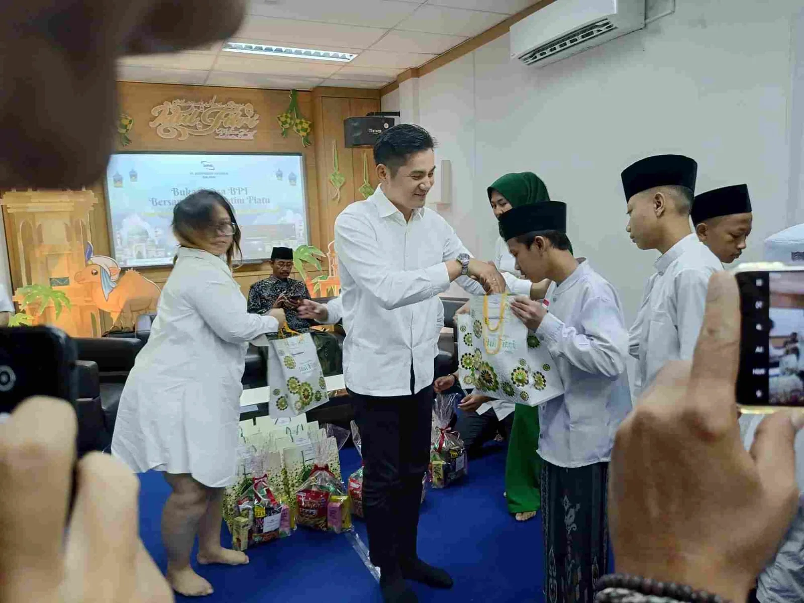 Pimpinan BPF Malang, Andri, menyerahkan bingkisan pada anak-anak yatim di Kantor BPF Malang, Kamis (21/3/2024). Ist.
