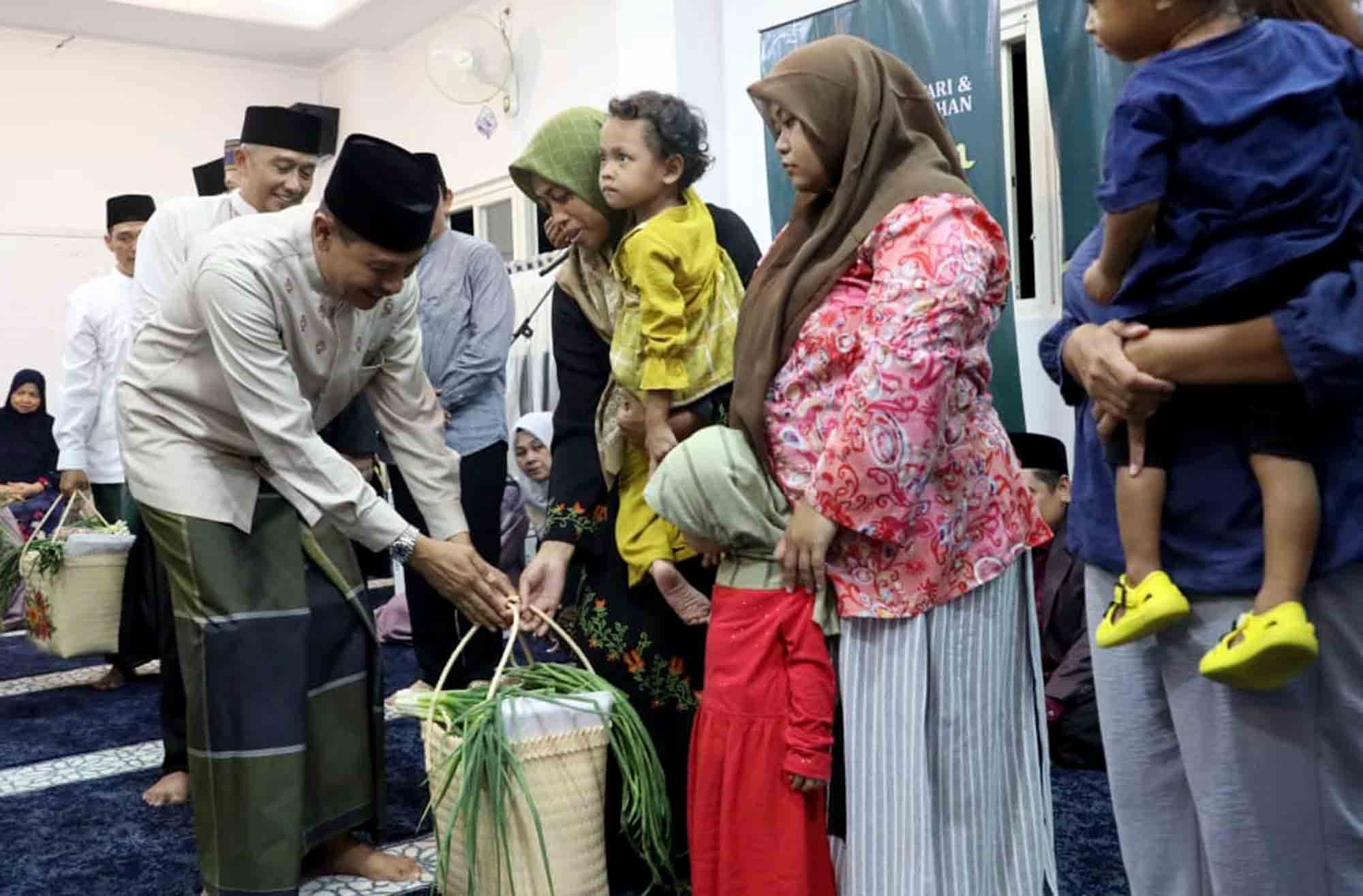 Penjabat Wali Kota Malang Wahyu Hidayat menyalurkan bantuan bahan pangan pada warga saat safari Ramadan di Kelurahan Bunulrejo, Kota Malang, Sabtu (16/3). Foto: Dok. Bagian Protokol dan Komunikasi Pimpinan Kota Malang