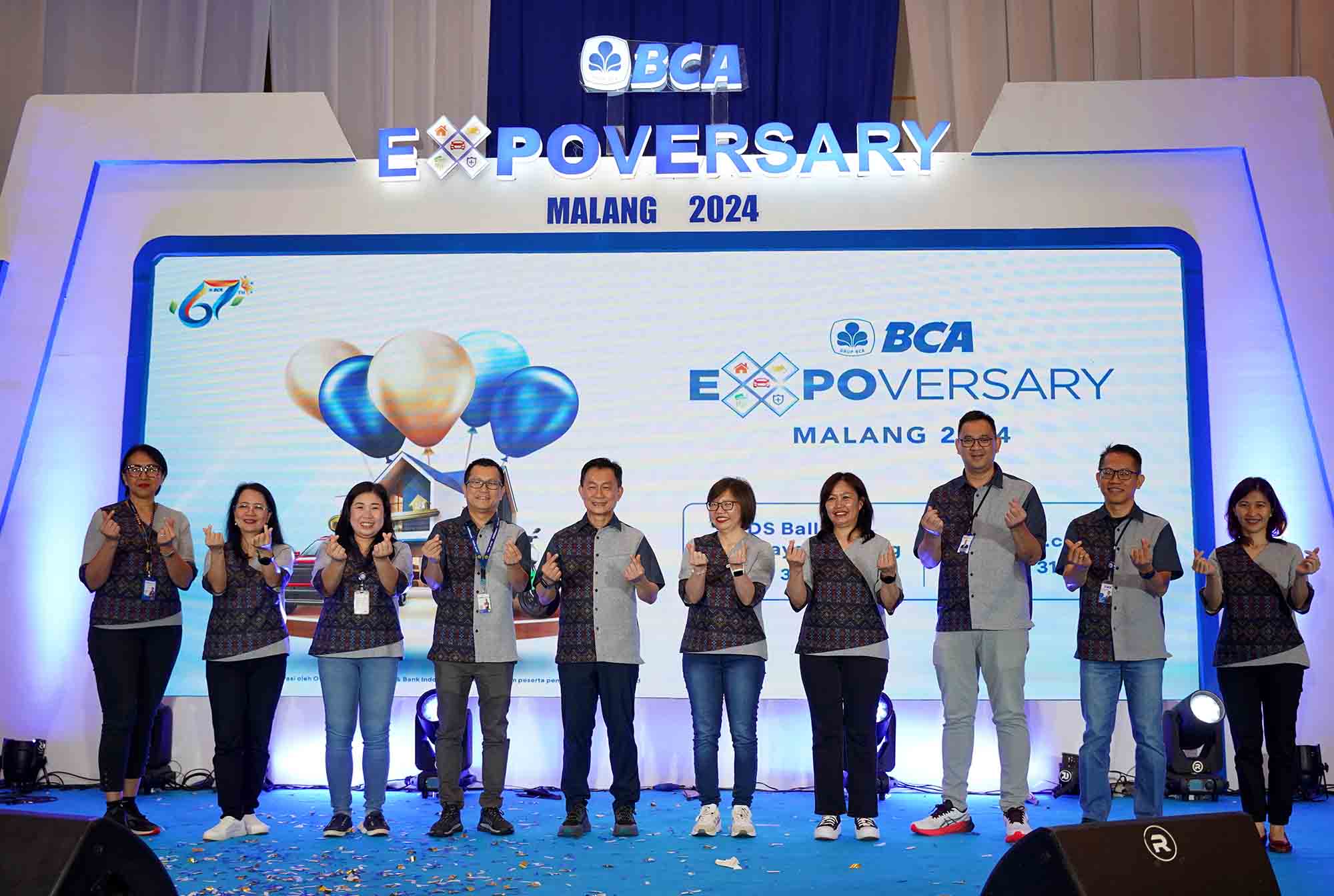 Direktur BCA Frengky Chandra Kusuma (kelima dari kiri), Kepala BCA Kantor Wilayah VII Hianni (kelima dari kanan), dan segenap jajaran manajemen BCA berpose bersama dalam pembukaan BCA Expoversary Malang 2024 yang diselenggarakan di KDS Ballroom, The Araya Malang pada 2-3 Maret 2024. Foto: tugusatu.com/istimewa