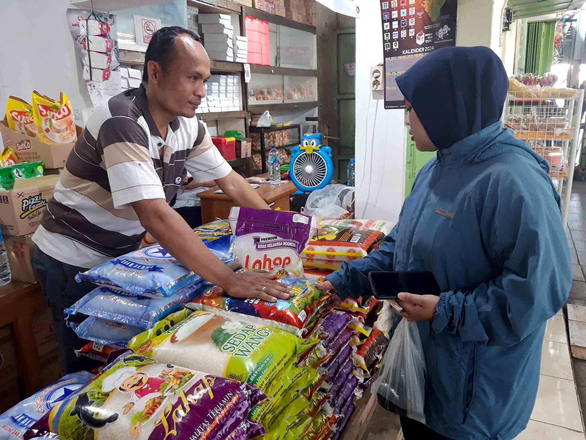 Supriyono, pedagang beras di Pasar Bunulrejo, Kota Malang, Jawa Timur, melayani pembelian beras, Rabu (6/3). Foto: Dok. Tugusatu.com
