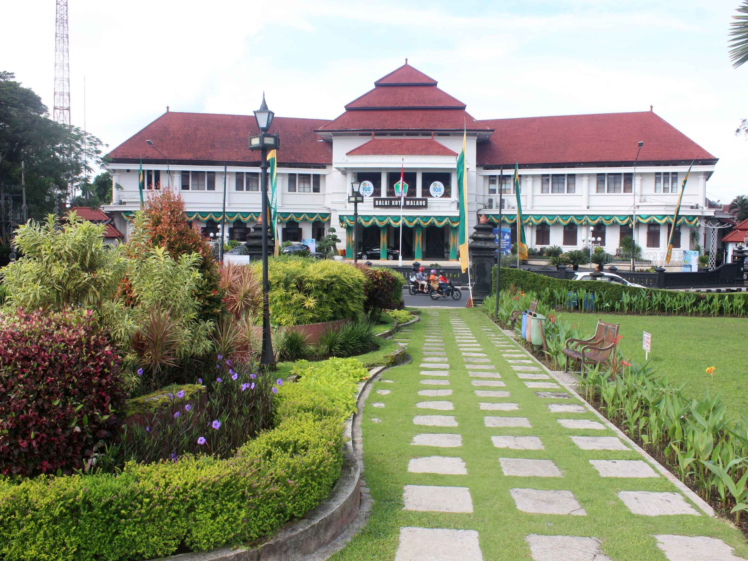 Kawasan Balai Kota Malang, Jawa Timur, menyatu dengan Alun-Alun Tugu menjadi destinasi pariwisata sejalan dengan kemajuan Kayutangan Heritage. Foto; Dok. Tugusatu.com