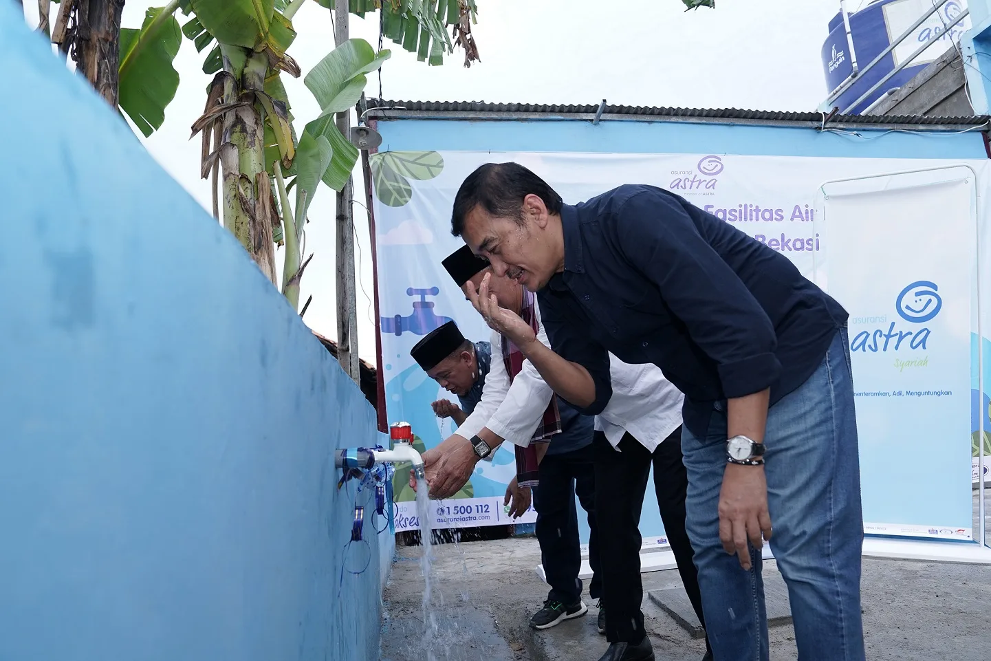 Jajaran manajemen Asuransi Astra ditemani Camat Babelan meninjau aliran air bersih dari fasilitas keran bersama yang dapat digunakan warga sekitar dalam mendapatkan air bersih dan disediakan oleh Asuransi Astra pada persemian peresmian sumur bor, di Desa Muarabakti, Kecamatan Babelan Bekasi, Jumat (22/3/2024). Ist.