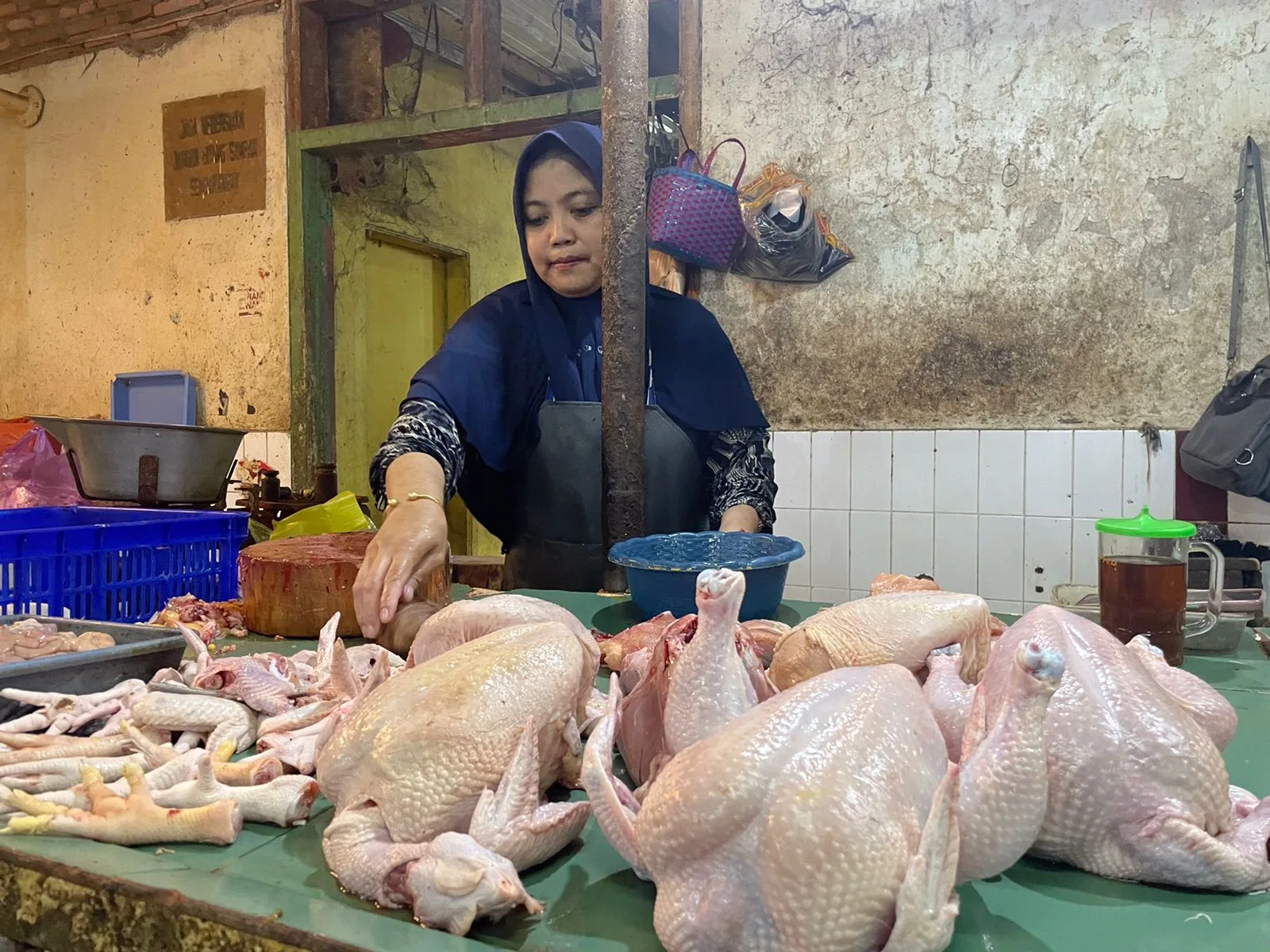 Penjual daging ayam di Pasar Besar Malang.