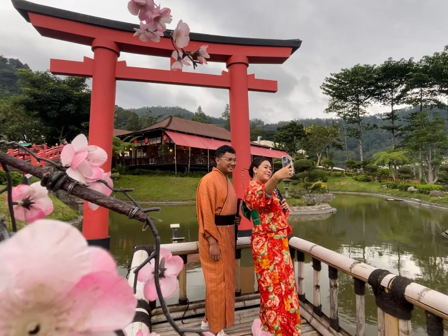Suasana di Onsen Hot Spring Resort Kota Batu, Jawa Timur. Selama Ramadan menawarkan promo berbuka puasa dengan beragam menu khas Jepang dan Nusantara. Foto: Tugusatu/Abdul Malik