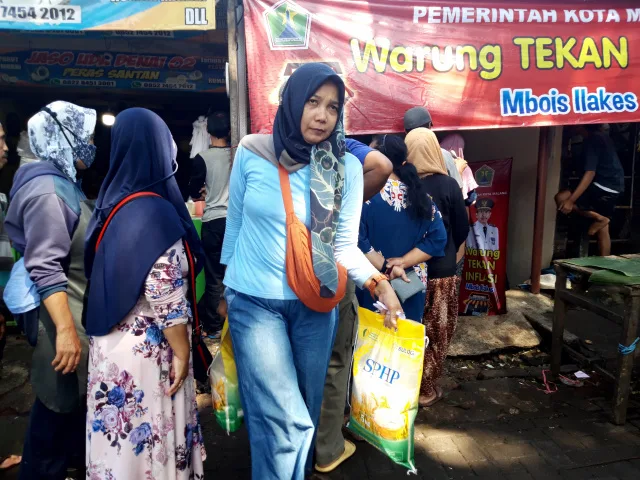 Warga membeli beras di warung tekan inflasi mbois ilakes Pasar Blimbing, Kota Malang, Rabu (6/3). Foto: Dok. Tugusatu.com