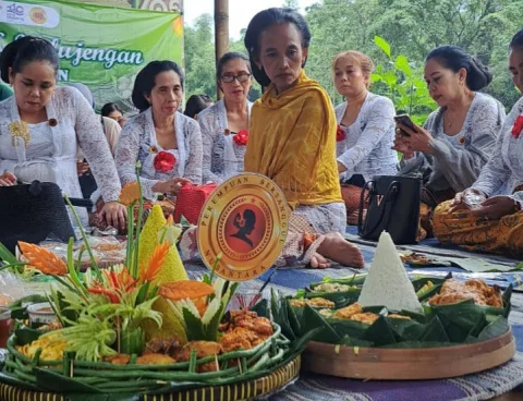 Komunitas Perempuan Bersanggul Nusantara saat megengan menyambut Ramadan di Kampung Budaya Polowijen (KBP), Kota Malang, Minggu (10/3/2024). Foto: Tugusatu/ist KBP