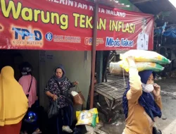 Warga Semringah Beli Beras Murah di Warung Tekan Inflasi
