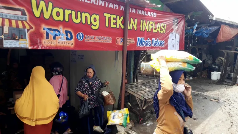 Warga membeli beras di warung tekan inflasi Kota Malang, Kamis (14/3). Warung begitu buka di Pasar Blimbing langsung diserbu pembeli. Foto: Tugusatu/Bagus Suryo