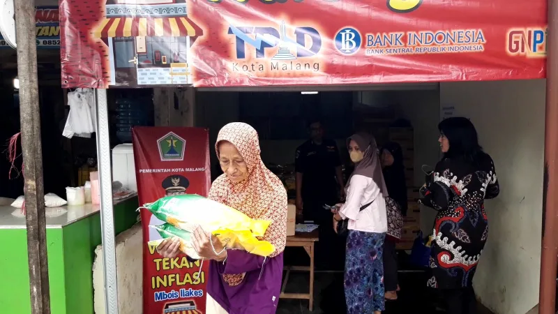 Warga membeli beras di warung tekan inflasi Pasar Blimbing, Kota Malang, Kamis (14/3). Foto: Tugusatu/Bagus Suryo