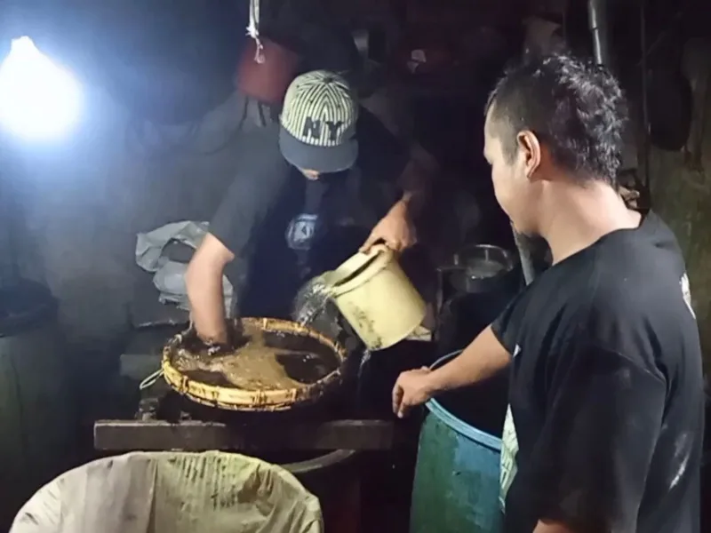 Pekerja memproduksi cincau hitam di Jalan Martadinata 6B Kota Malang, Jawa Timur, Sabtu (16/03/2024). Rumah produksi Mak Cao berdiri sejak 1960 itu laris selama Ramadan. Foto: Tugusatu/Abdul Malik