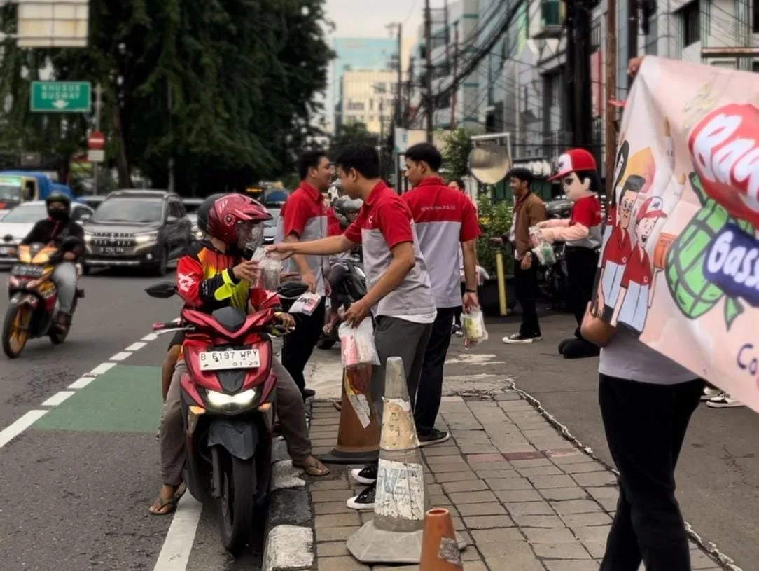 Ksatria JNE Express berbagi takjil untuk pengendara di jalan. Ist