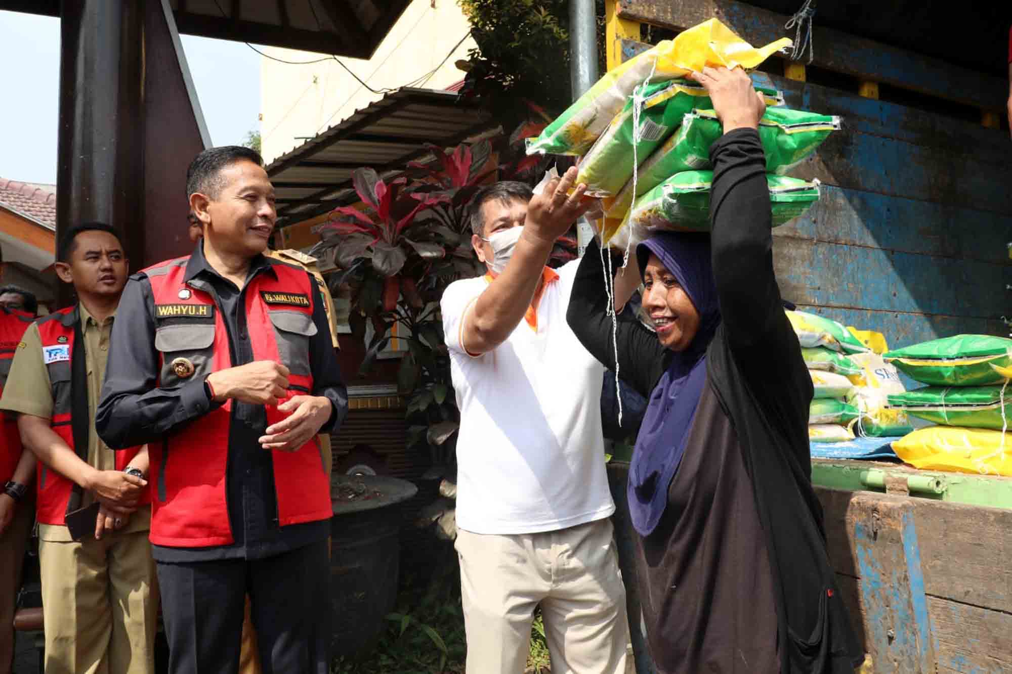 Penjabat Wali Kota Malang Wahyu Hidayat membuka operasi pasar murah di Kelurahan Arjowinangun, Rabu (27/3). Foto: Dok. Bagian Protokol dan Komuniikasi Pimpinan Kota Malang