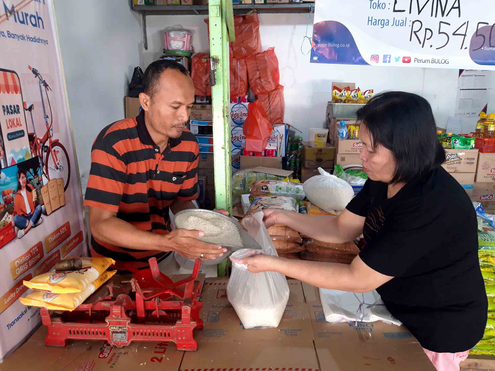 Pedagang menimbang beras untuk melayani pembelian eceran di Pasar Bunulrejo, Kota Malang, Jawa Timur, baru-baru ini. Foto: Tugusatu/Bagus Suryo