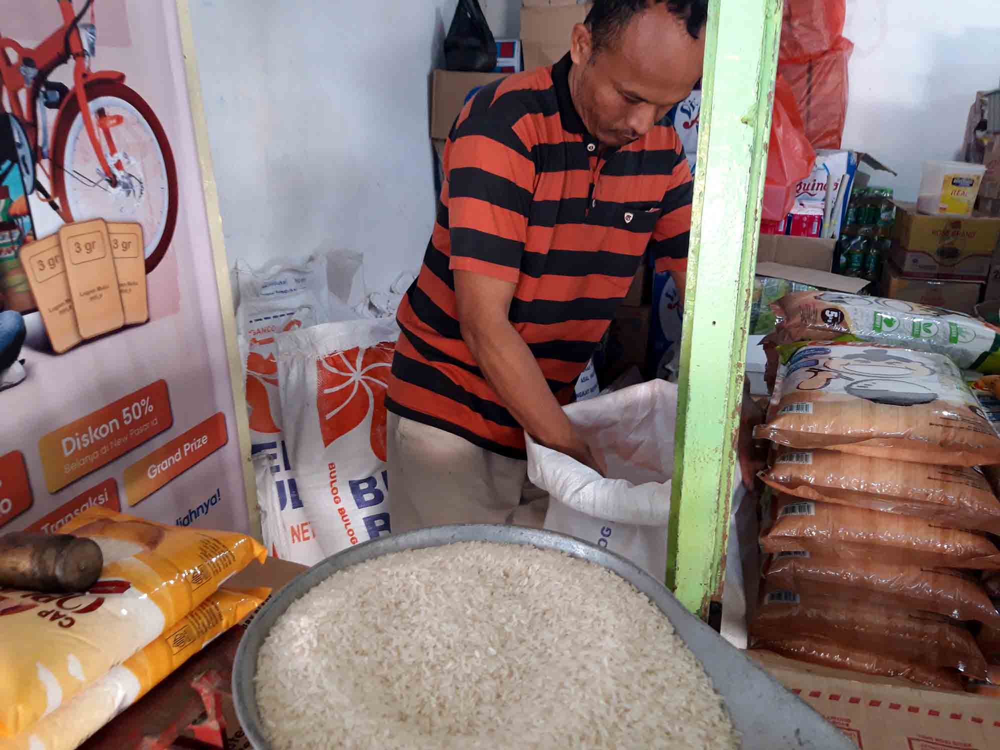 Pedagang beras di Pasar Bunulrejo, Kota Malang, Jawa Timur. Foto: Dok. Tugusatu.com
