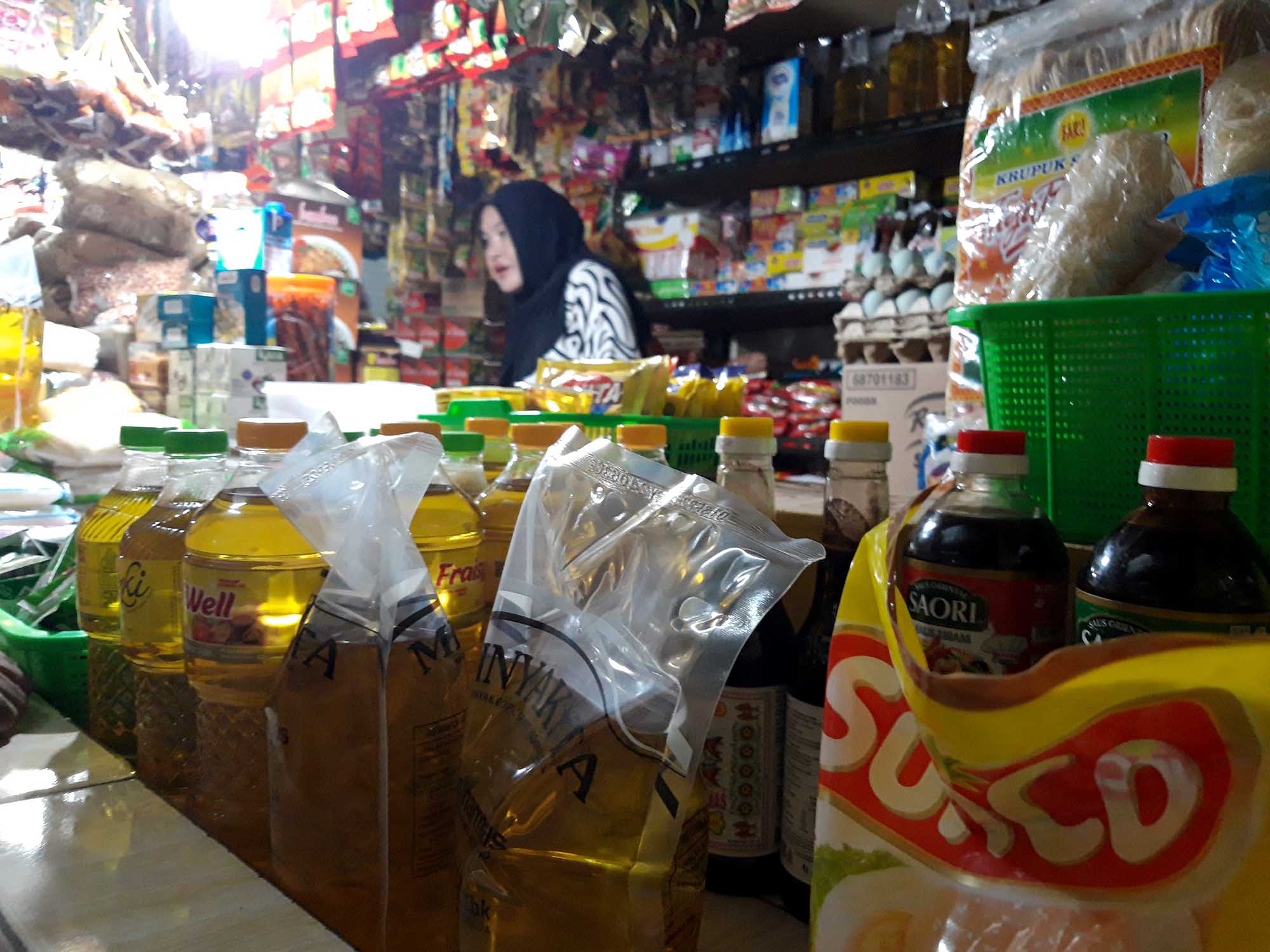 Pedagang di Pasar Dinoyo, Kota Malang, Jawa Timur, menunggu pembeli, Kamis (14/3). Foto: Tugusatu/Bagus Suryo