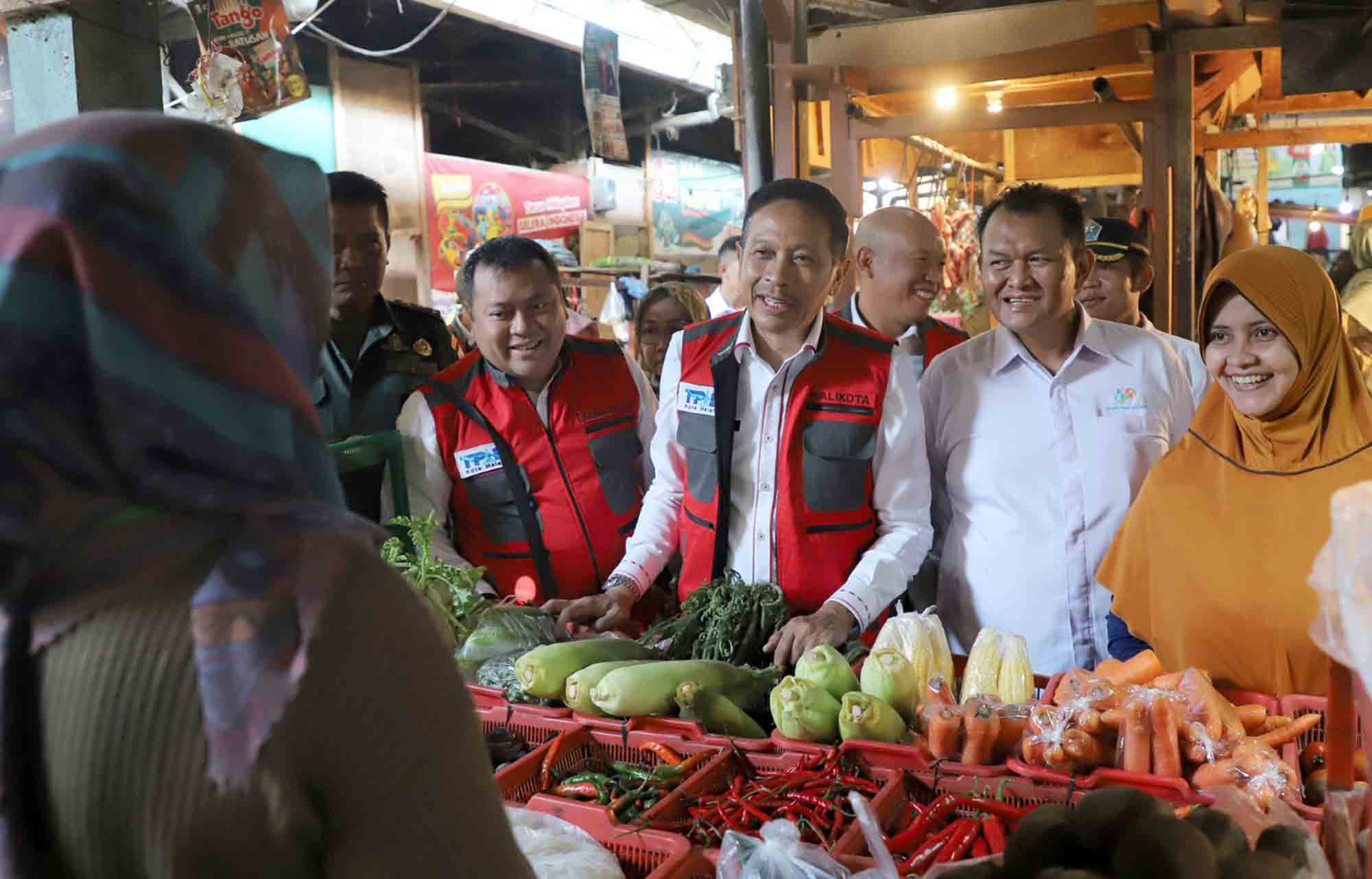 Penjabat Wali Kota Malang, Jawa Timur, Wahyu Hidayat (ketiga dari kanan) berdialog dengan pedagang sembako saat sidak pasar jelang Ramadan di Pasar Blimbing, Kota Malang, Rabu (6/3). Foto: Dok. Bagian Protokol dan Komunikasi Pimpinan Kota Malang