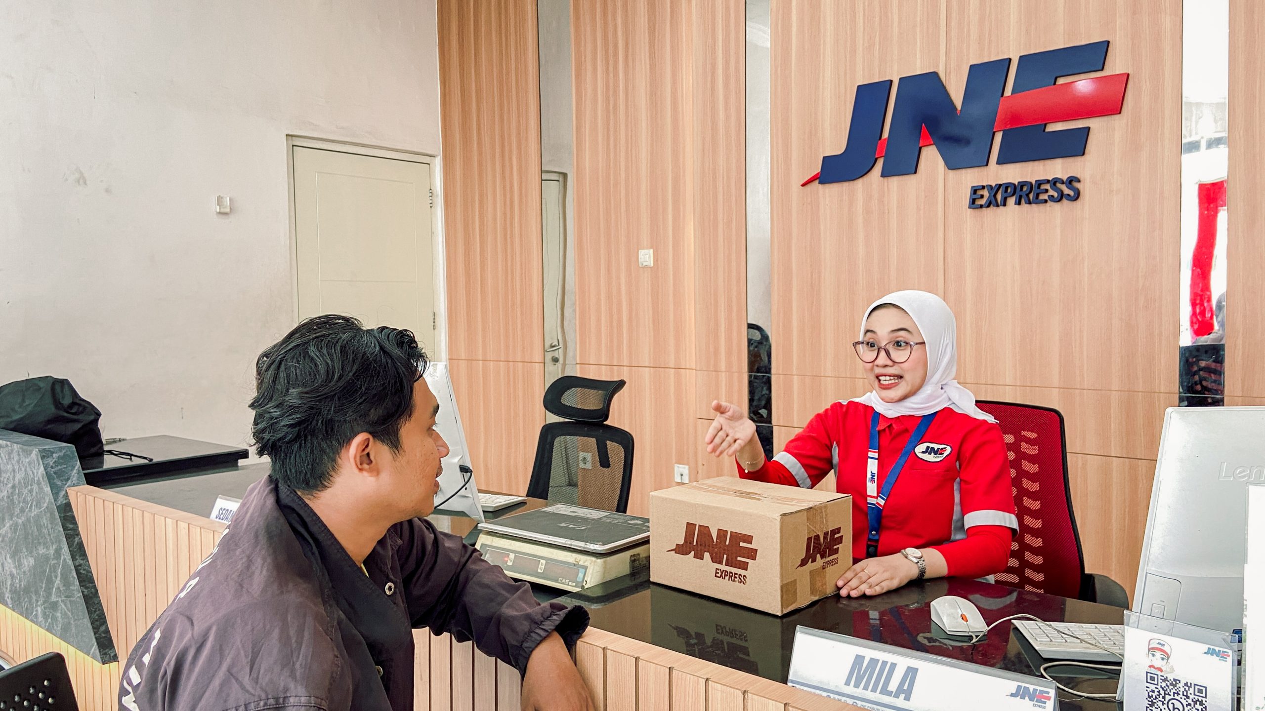 Salah satu pelanggan memanfaatkan program garansi ongkir kembali di sales counter JNE di wilayah Jawa Timur. Ist