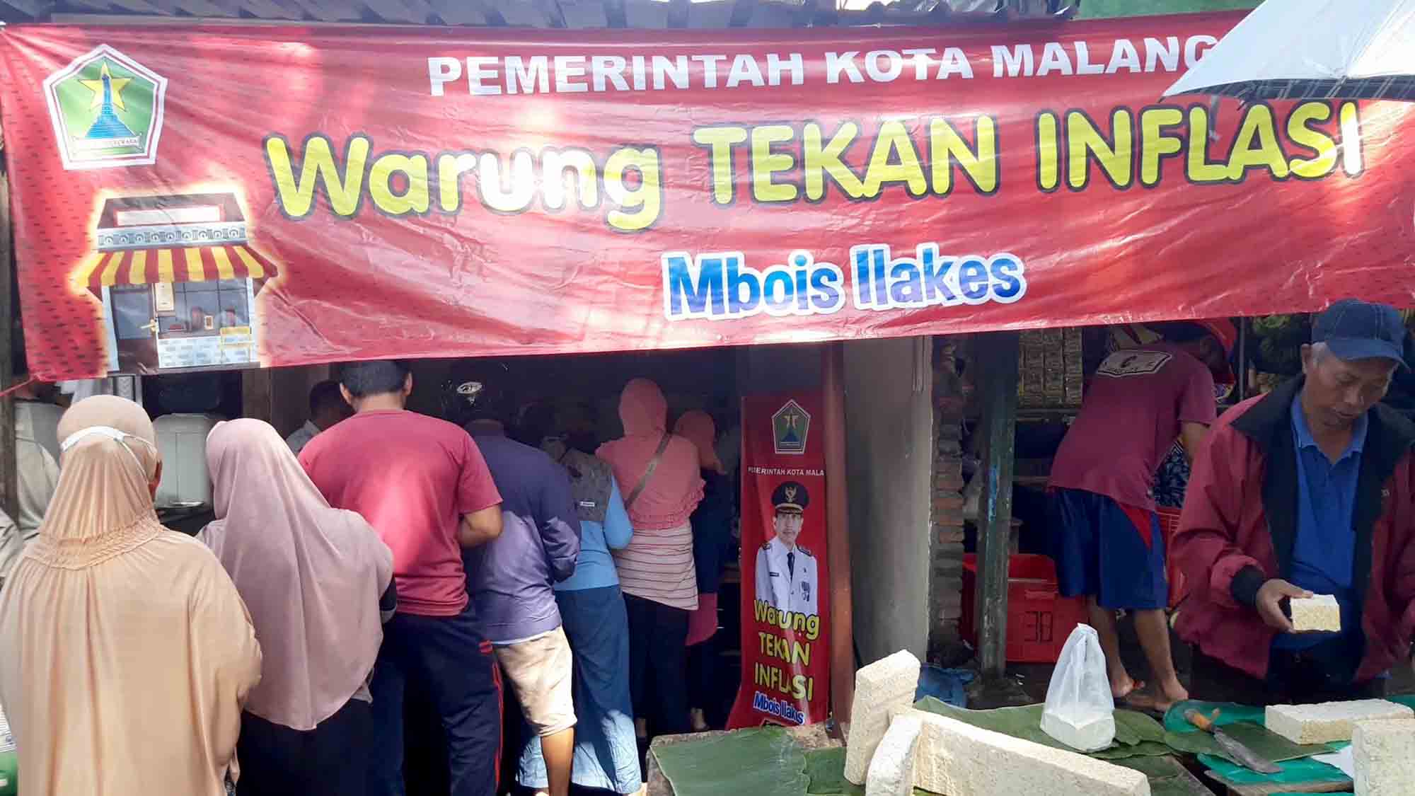 Warga antre membeli beras di warung tekan inflasi mbois ilakes di Pasar Blimbing, Kota Malang, Jawa Timur, Rabu (6/3). Foto: Dok. Tugusatu.com